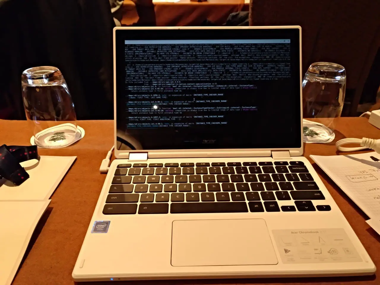 Mi chromebook tratando de compilar NodeJS durante la NodeCONF EU 2018