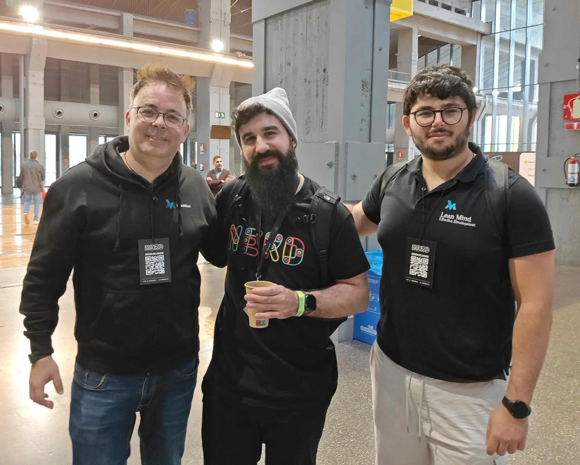 Aitor Reviriego y Aitor Santana con Brais Moure (MoureDev)